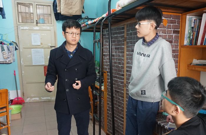 深入员工宿舍，与员工交流